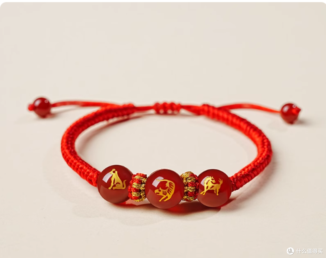 宫里上新红绳手链女款:本命马年的三合吉兆,藏在腕间的新年祝福