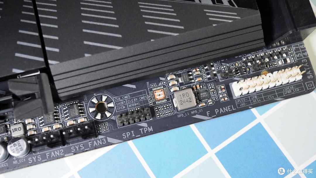 开箱技嘉电竞雕B860M AORUS PRO WIFI7板U套