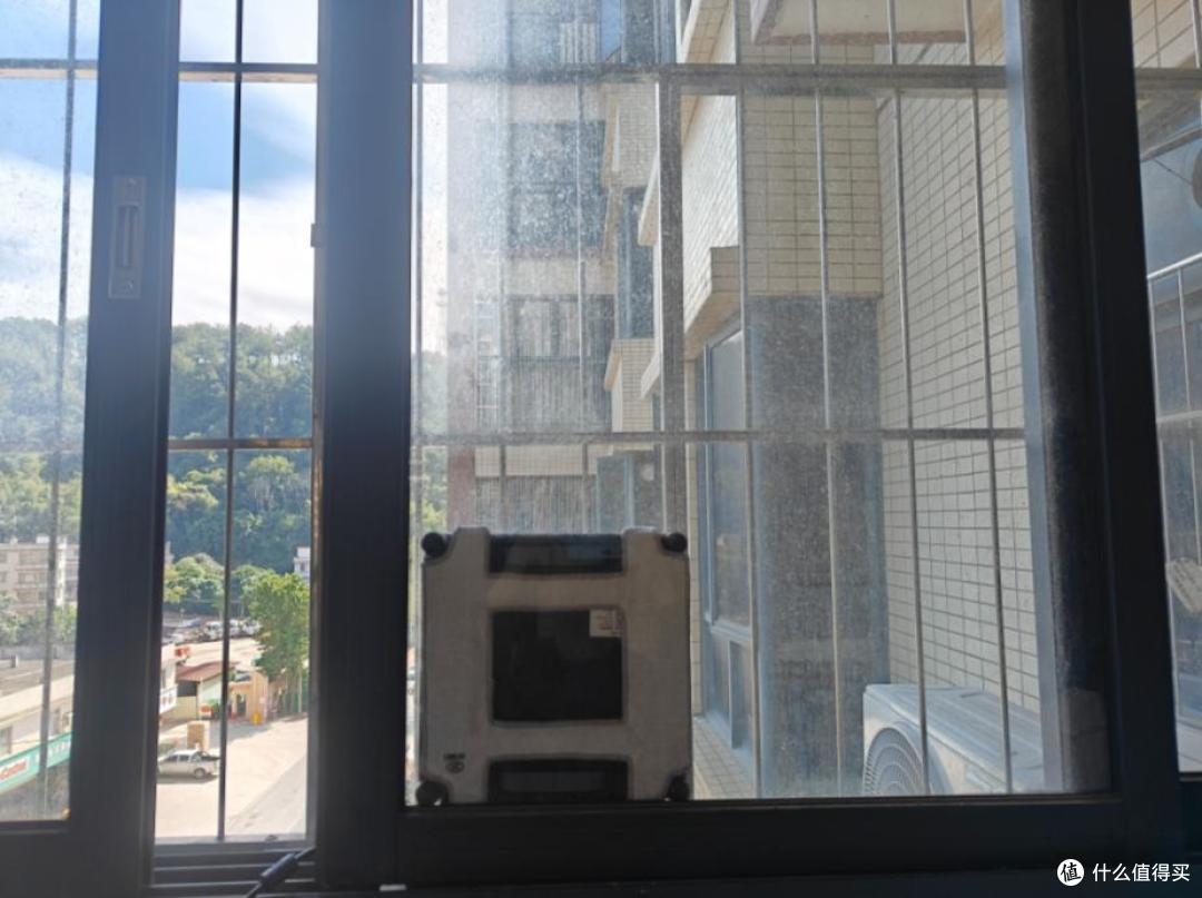 希亦擦窗机器人W1：拒绝手擦，高空清洁不用愁