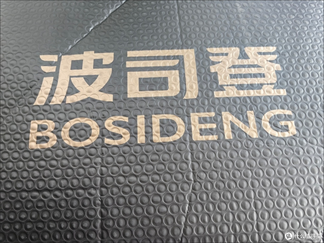 波司登羽绒服：遇上西伯利亚寒，连北极熊都偷瞄你的体温