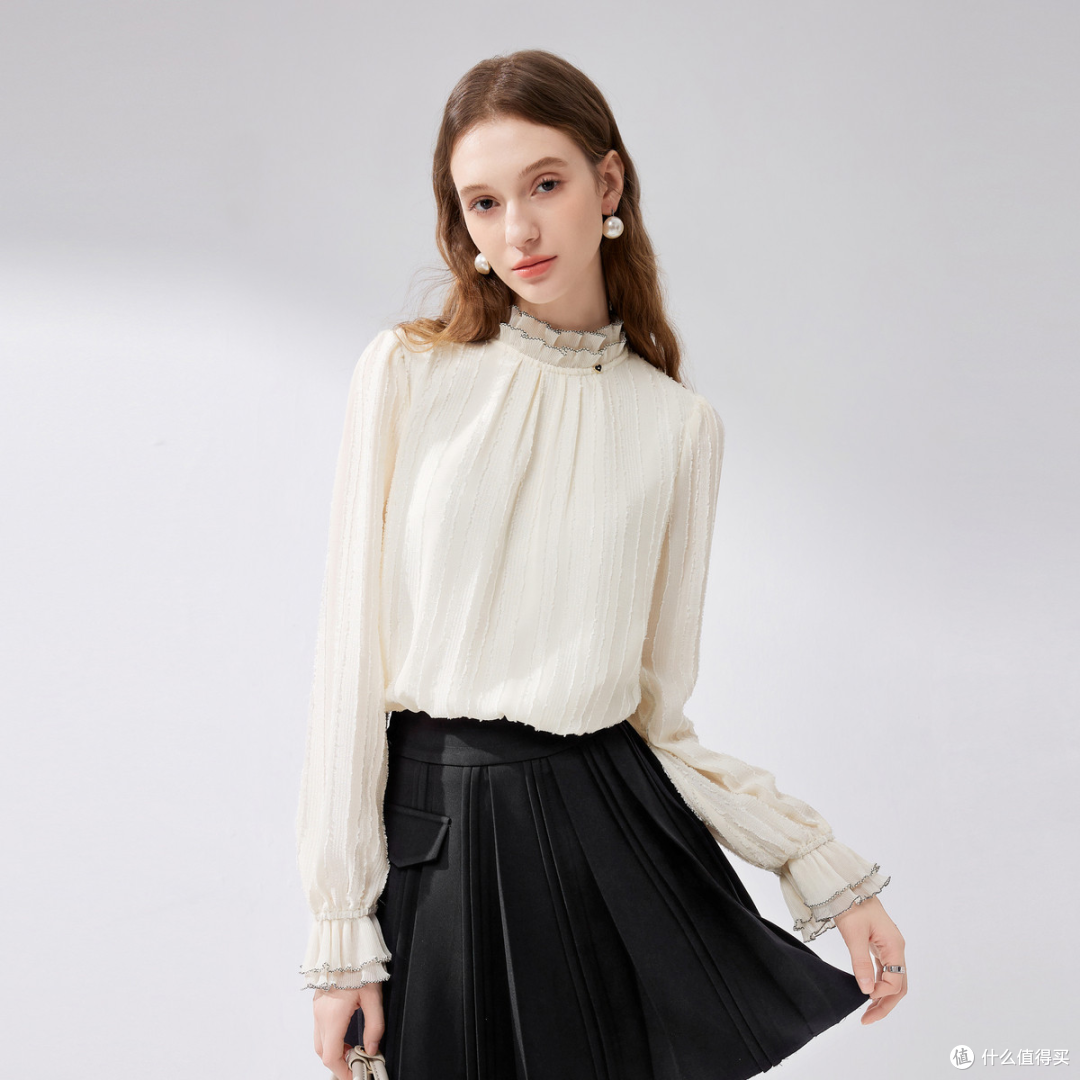 职场通勤OOTD｜这件木耳边雪纺衫让我被同事问了800遍！