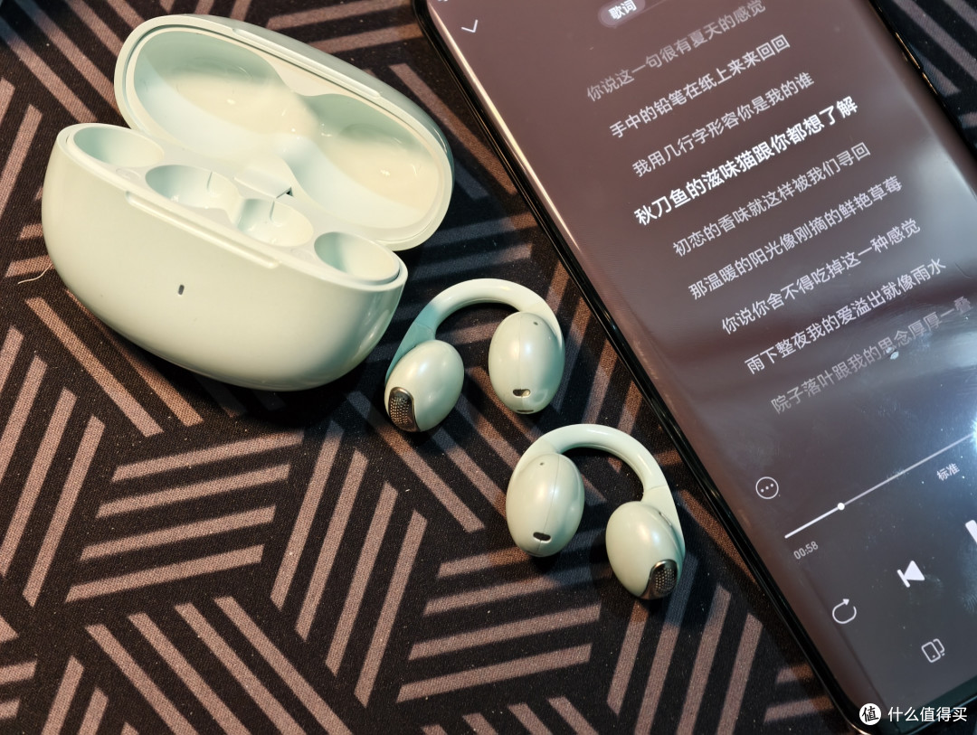 iKF月影：耳朵上的“AI翻译官”，随身携带的“私人音乐厅”。
