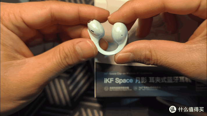 iKF月影：耳朵上的“AI翻译官”，随身携带的“私人音乐厅”。