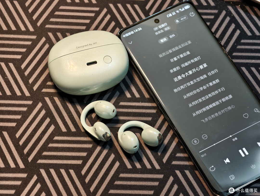 iKF月影：耳朵上的“AI翻译官”，随身携带的“私人音乐厅”。