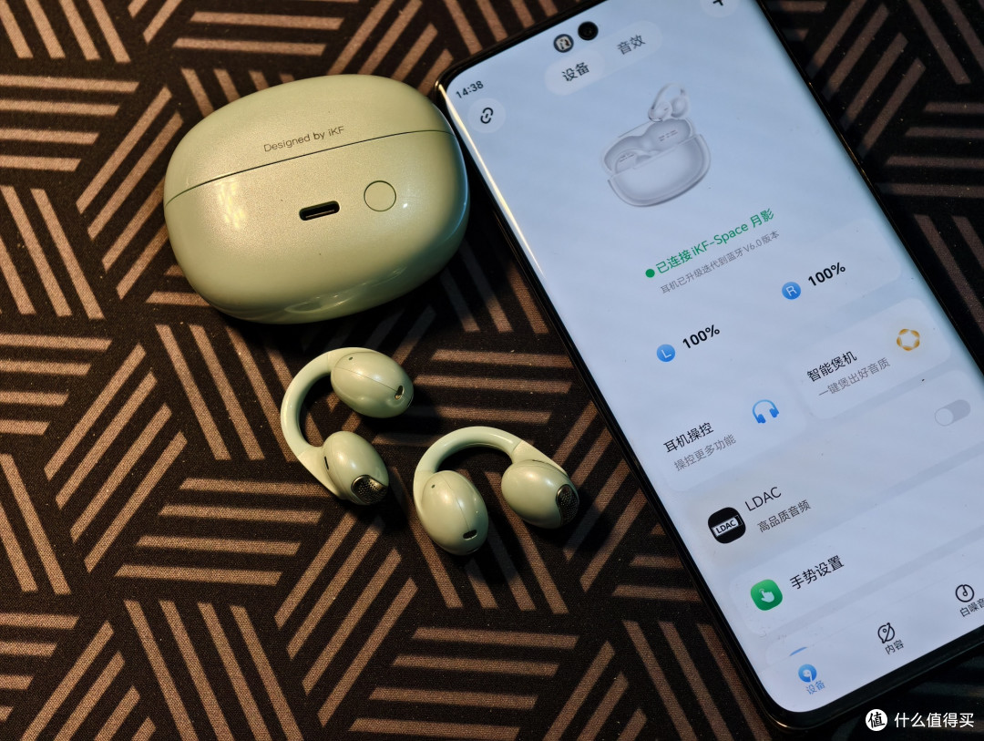 iKF月影：耳朵上的“AI翻译官”，随身携带的“私人音乐厅”。