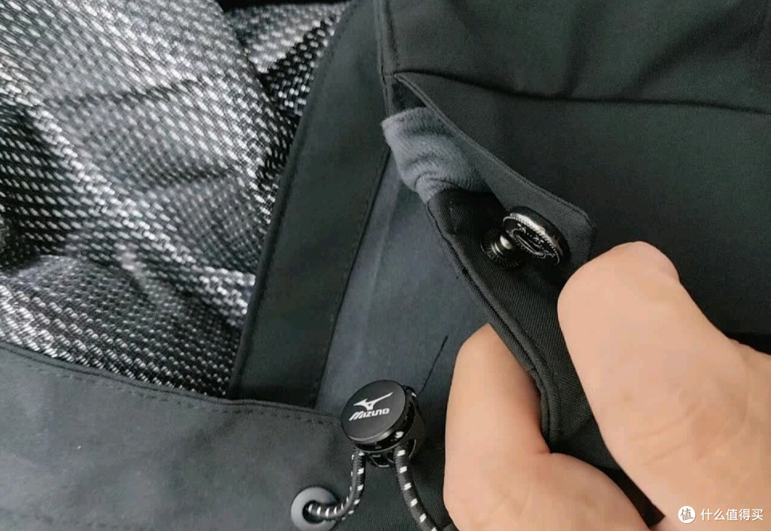 美津浓三合一冲锋衣：多功能防护
