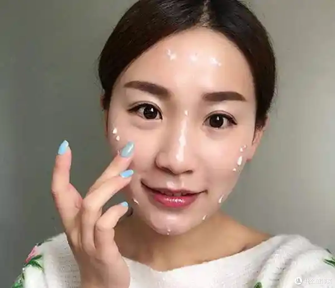 素颜霜只遮气色?这款还能让脸变紧致，持妆还久
