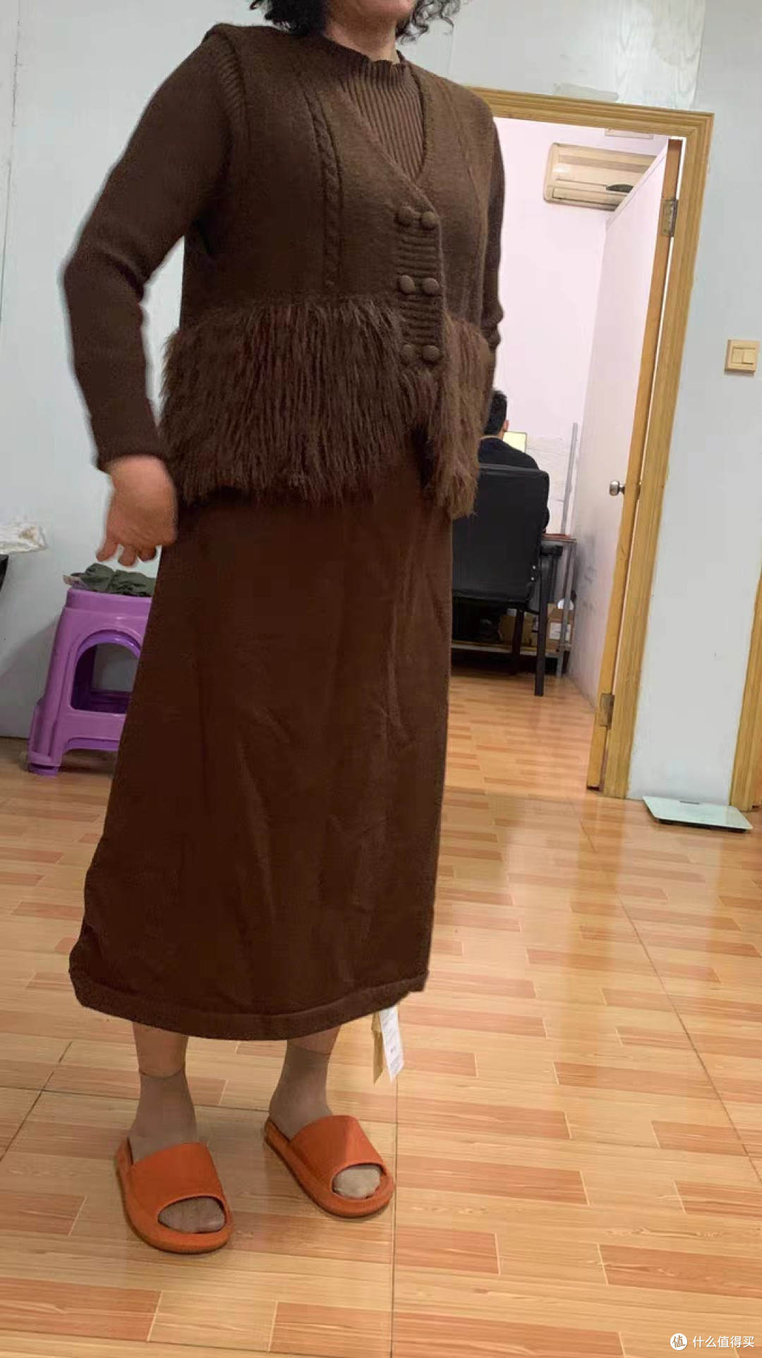 深咖色毛呢背心裙的温暖质感