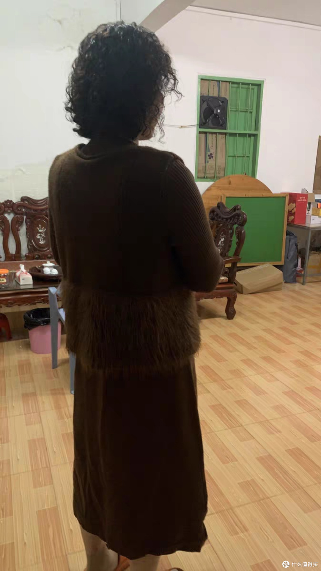 深咖色毛呢背心裙的温暖质感