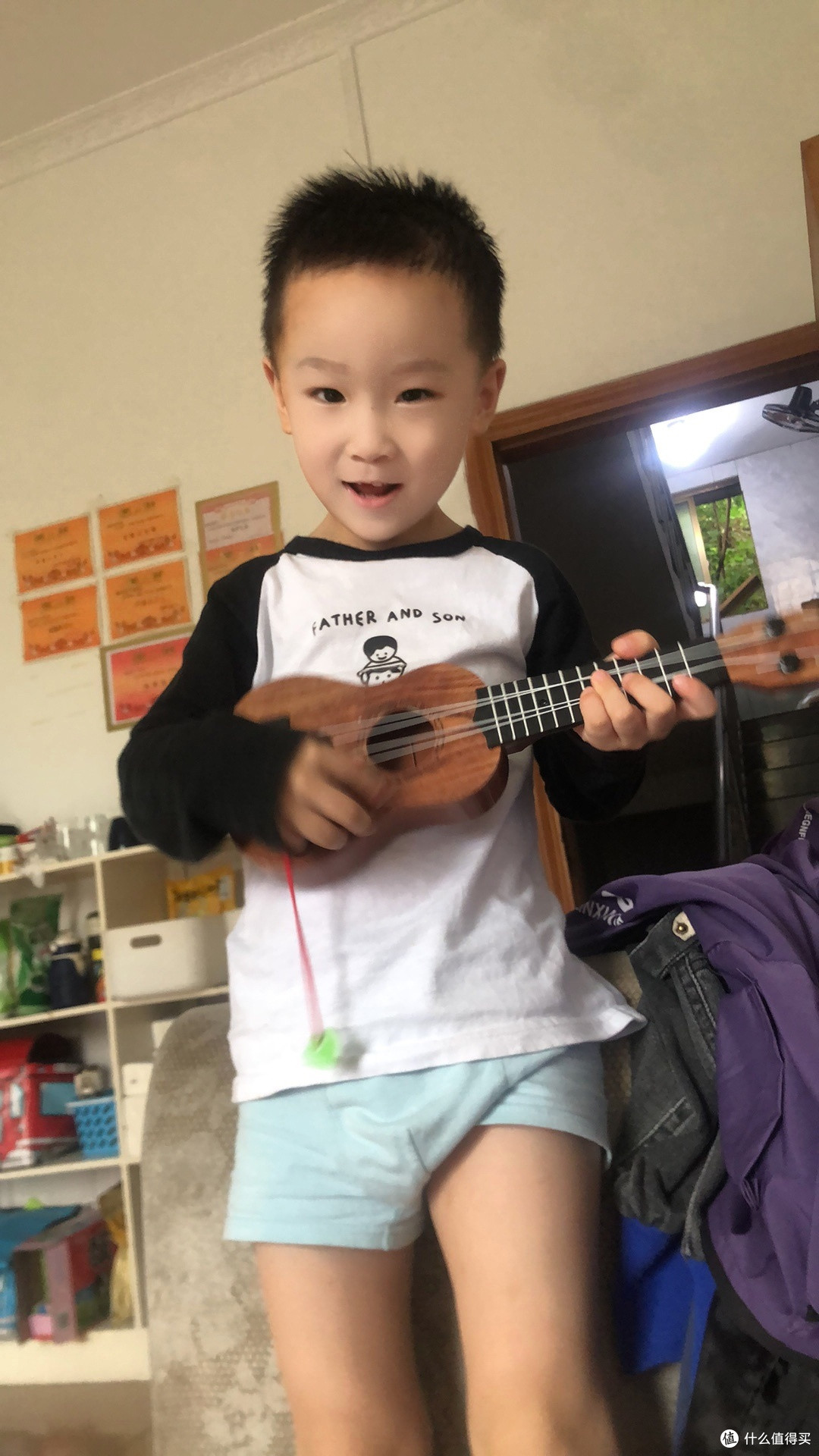 玩模乐器开箱秀，儿童尤克里里让孩子喜欢音乐