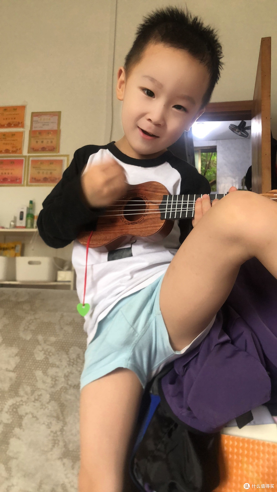 玩模乐器开箱秀，儿童尤克里里让孩子喜欢音乐