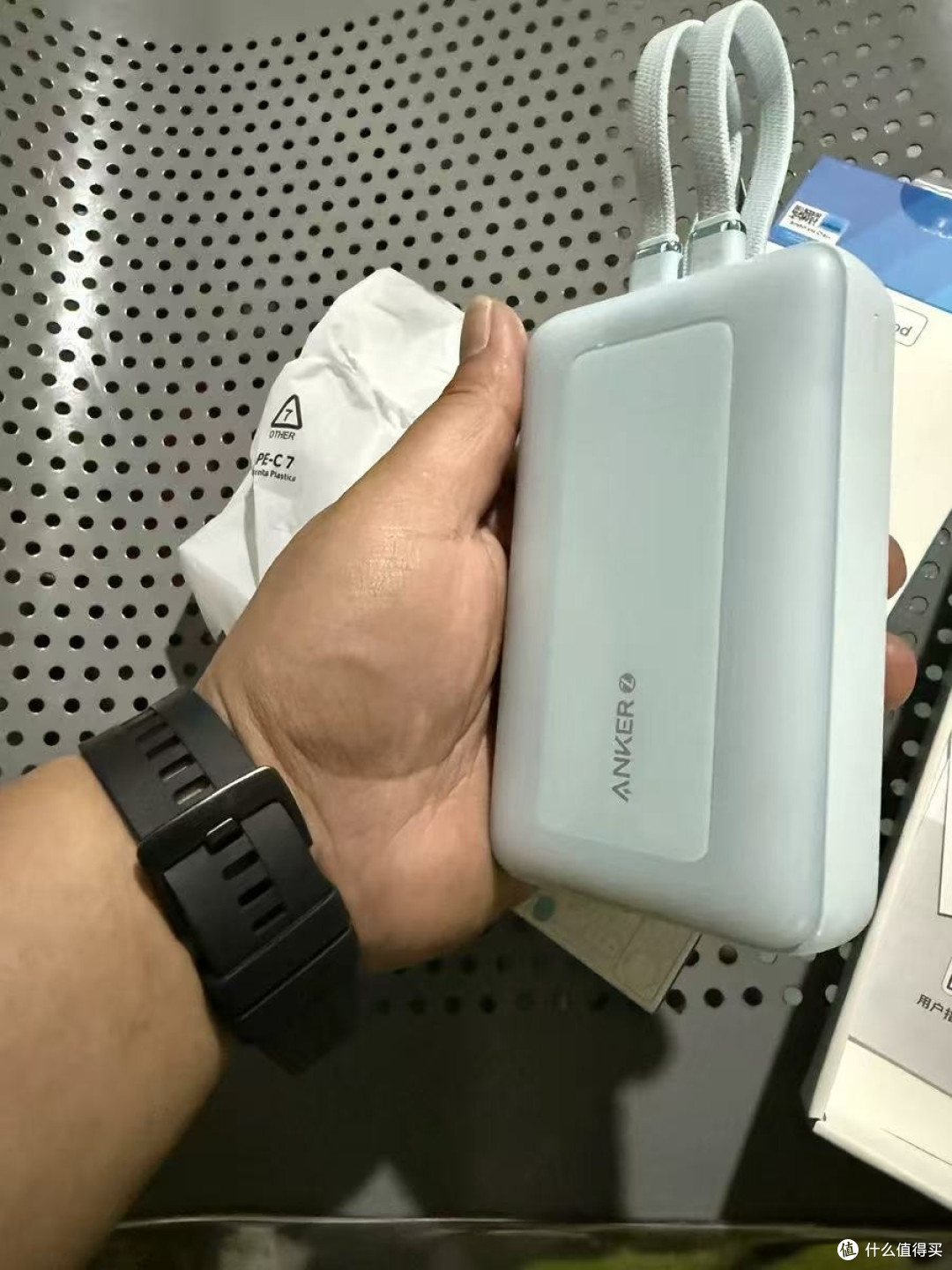 告别“线”制!Anker自带线充电宝:出行救星,懒人福音!