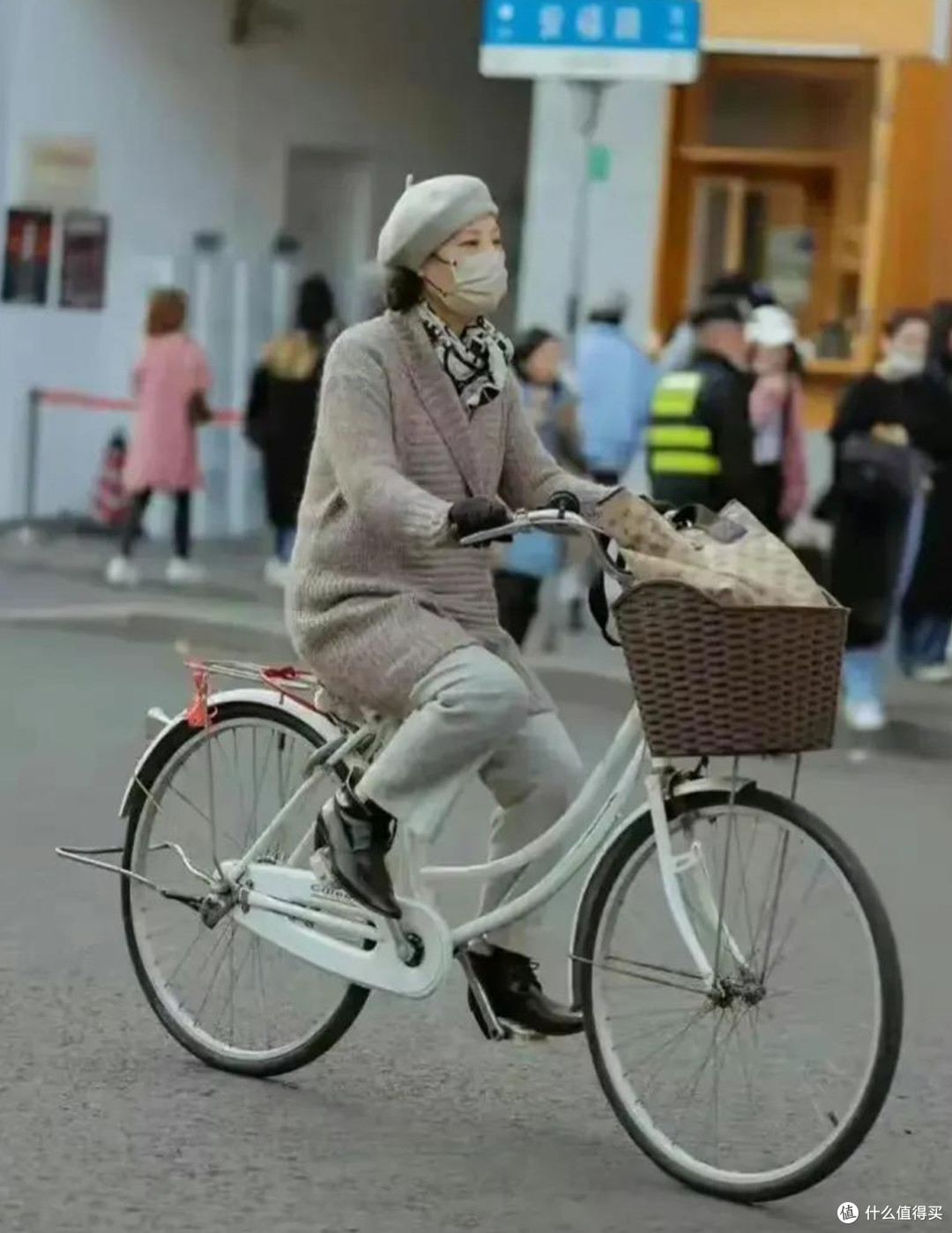 等老了后也要这么打扮:不烫西蓝花头、不披丝巾,也不穿大妈装!