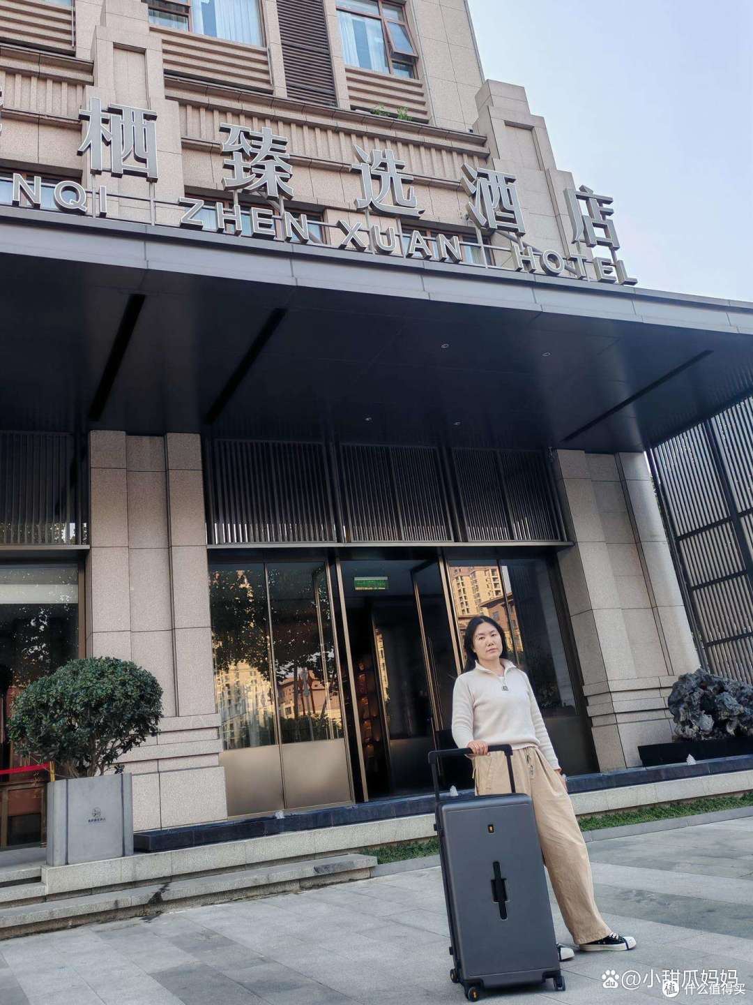 酒店门口留念