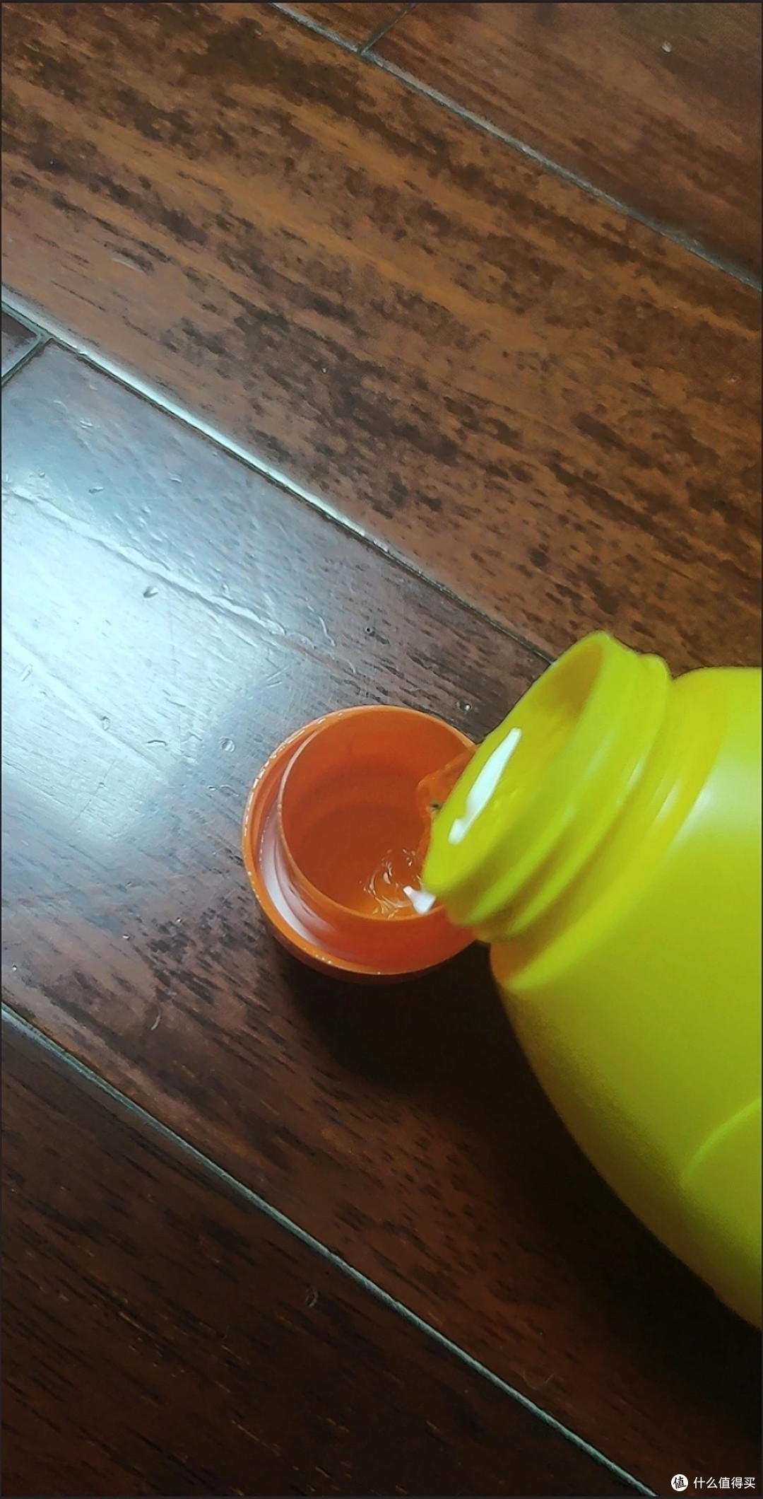 蓝月亮地板清洁剂:清洁养护二合一