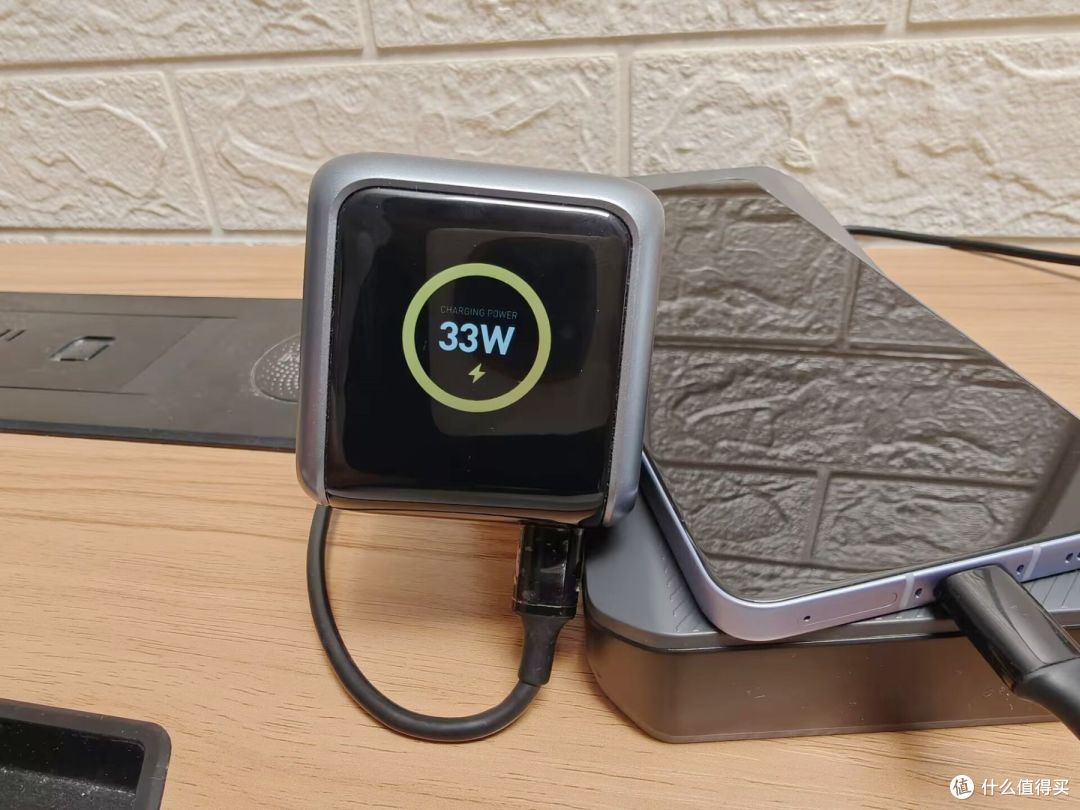 长途自驾怕没电?奥海智能车充三口同充 + 140W 秒速回血