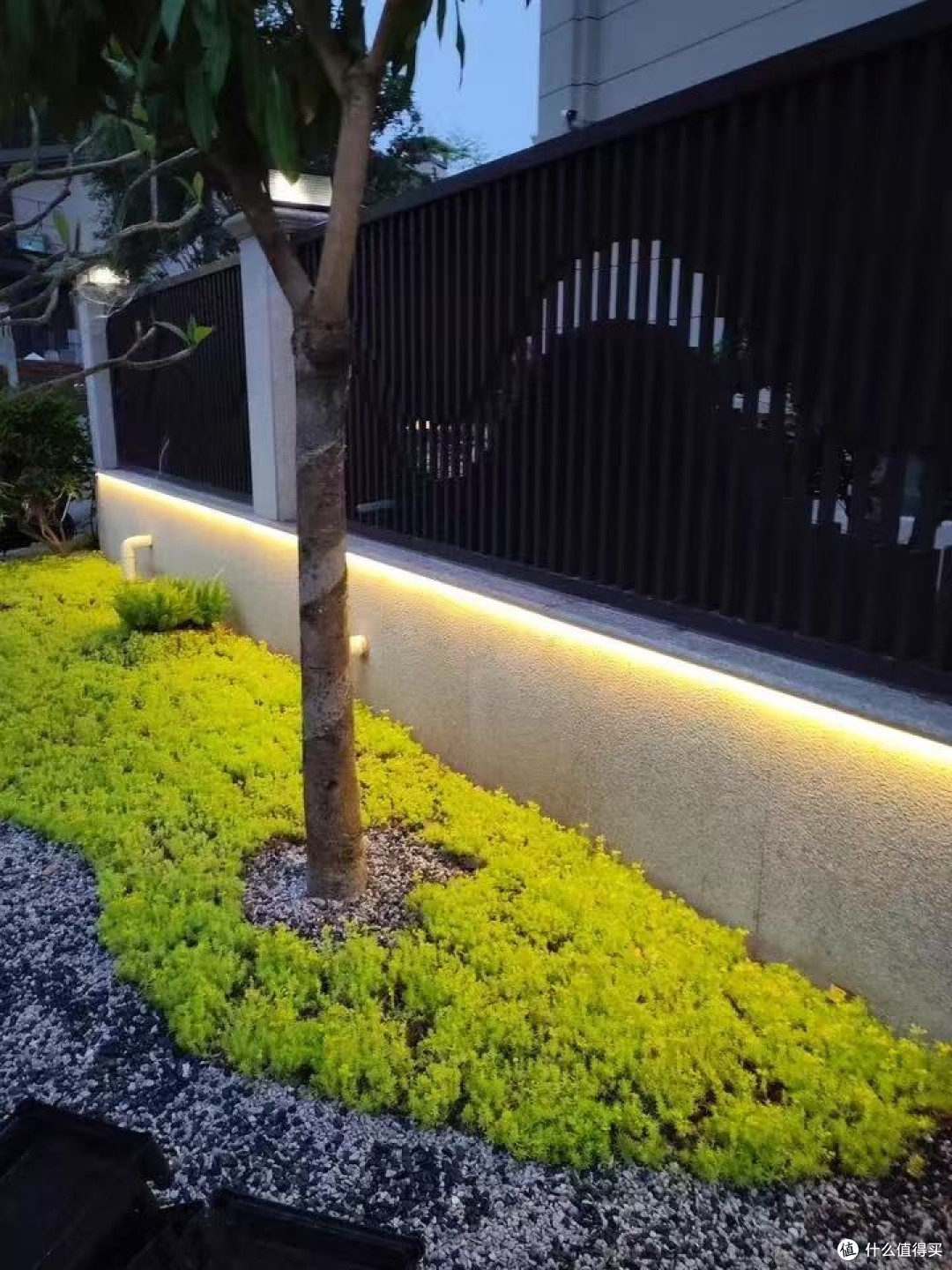 太阳能 LED 灯带,户外照明 + 氛围全搞定