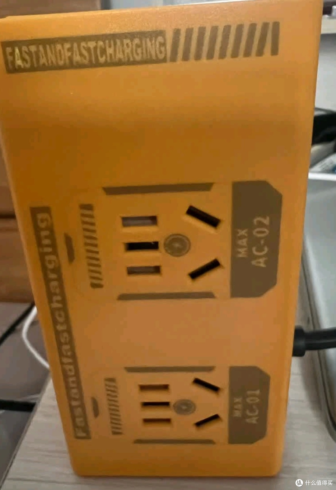苏士赫尔摩2层立式插座:多功能供电