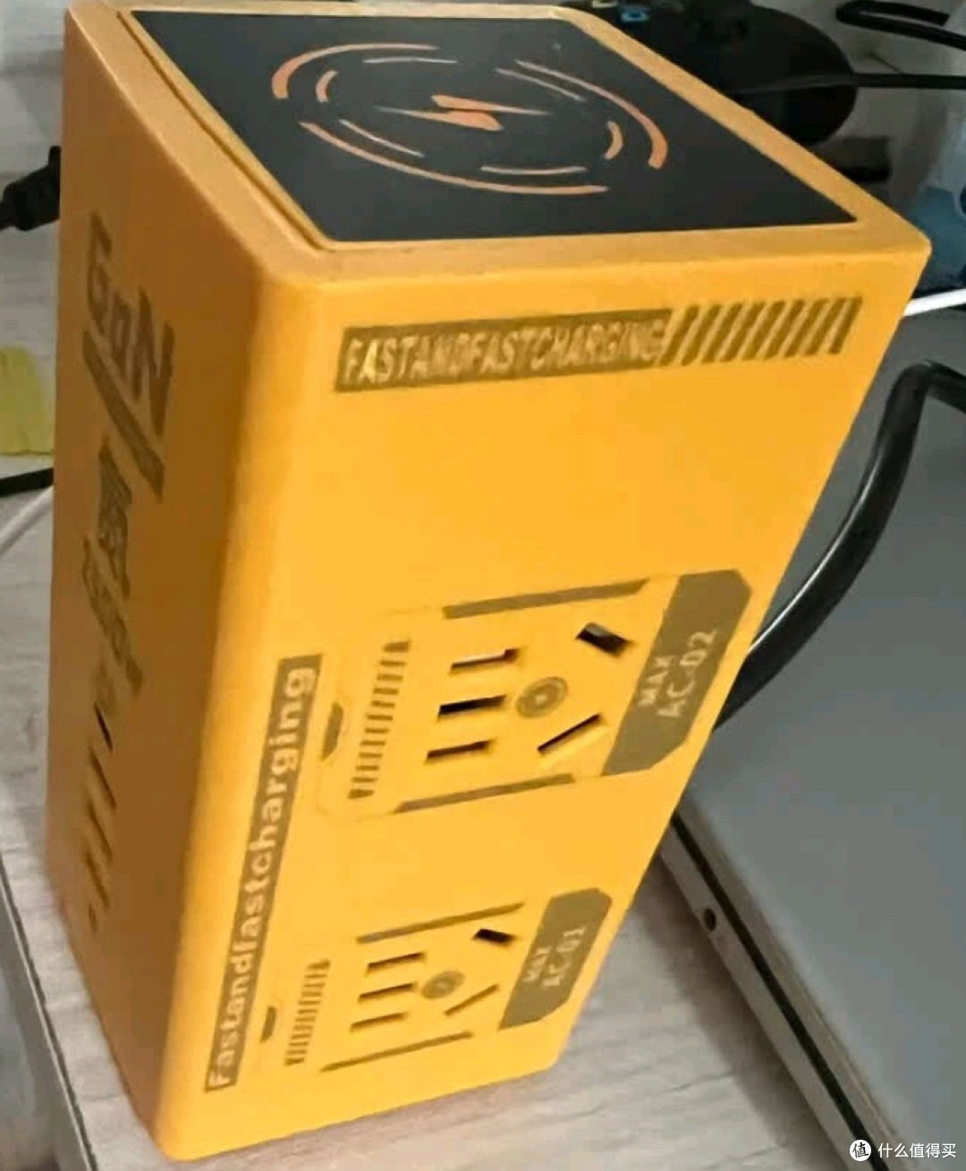 苏士赫尔摩2层立式插座:多功能供电