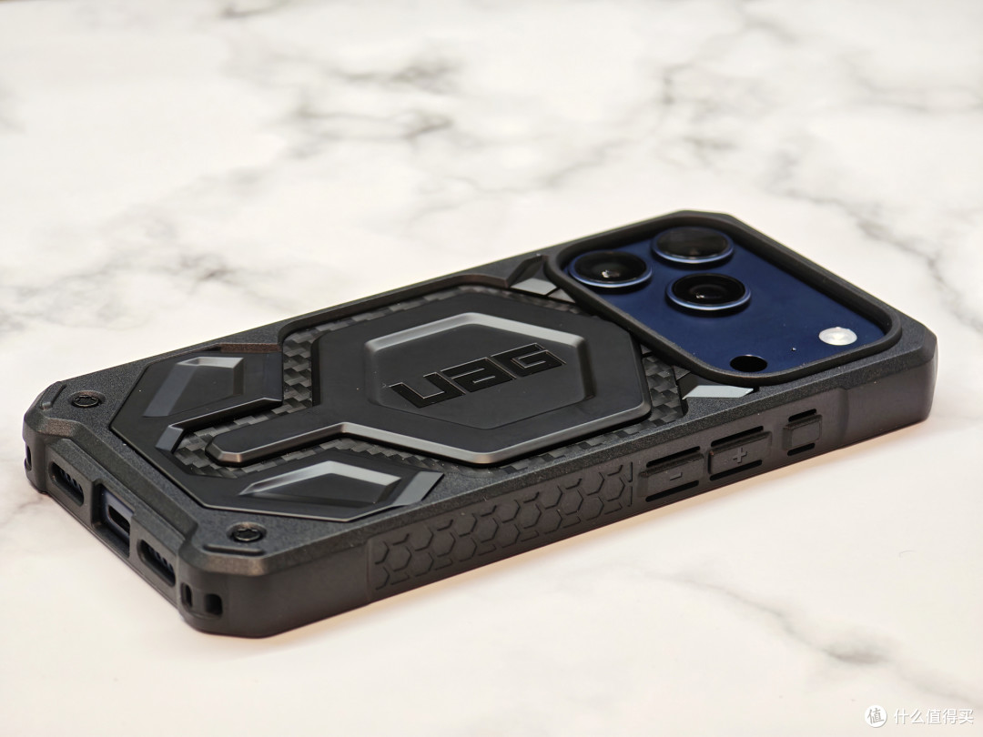 告别脆皮焦虑!UAG碳纤维手机壳,iPhone 17Pro的硬核防护铠甲