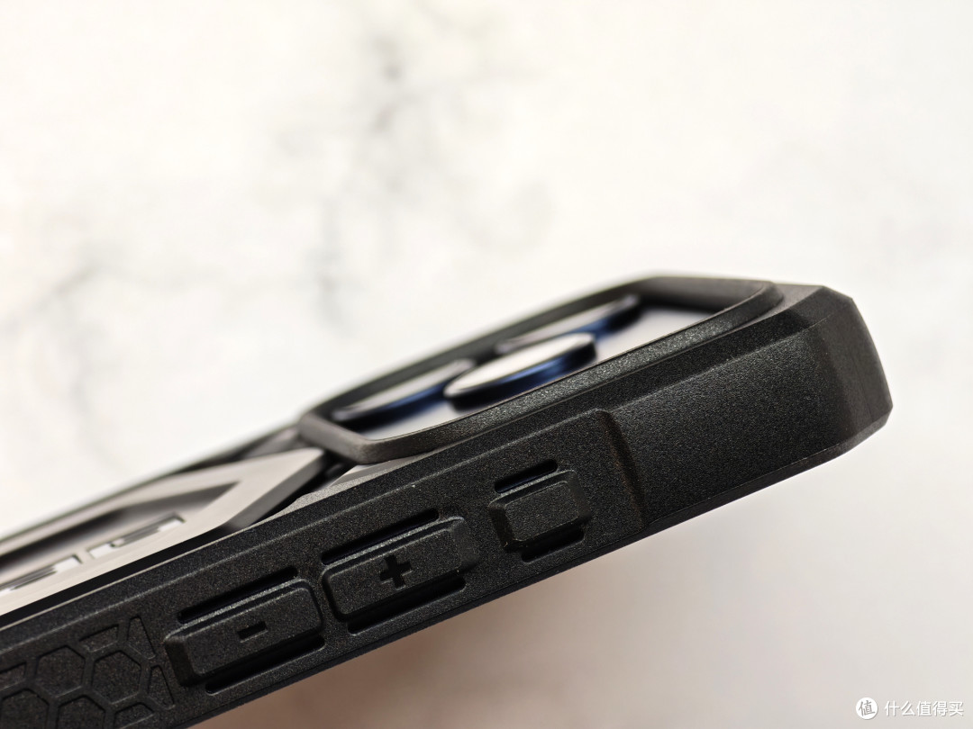 告别脆皮焦虑!UAG碳纤维手机壳,iPhone 17Pro的硬核防护铠甲