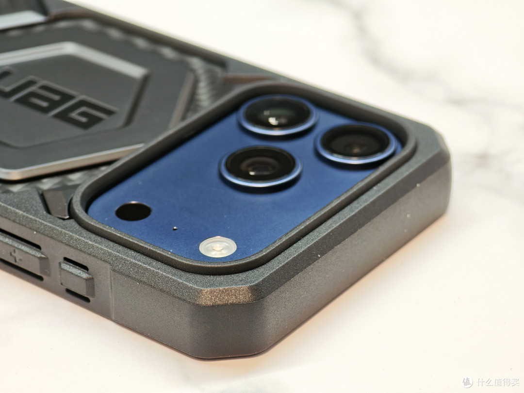 告别脆皮焦虑!UAG碳纤维手机壳,iPhone 17Pro的硬核防护铠甲
