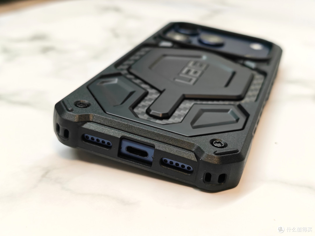 告别脆皮焦虑!UAG碳纤维手机壳,iPhone 17Pro的硬核防护铠甲