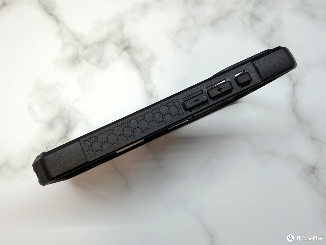 告别脆皮焦虑!UAG碳纤维手机壳,iPhone 17Pro的硬核防护铠甲