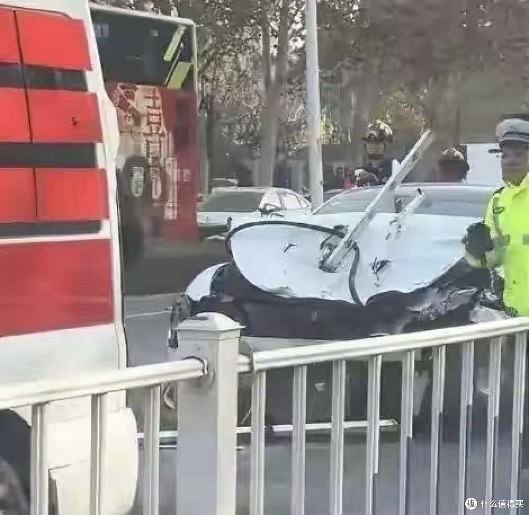 又是小米SU7!河南濮阳一小米SU7,连撞百米护栏,十多辆车被波及