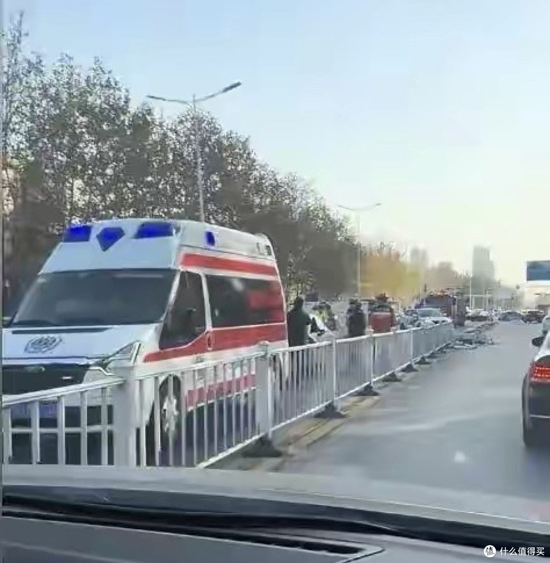 又是小米SU7!河南濮阳一小米SU7,连撞百米护栏,十多辆车被波及