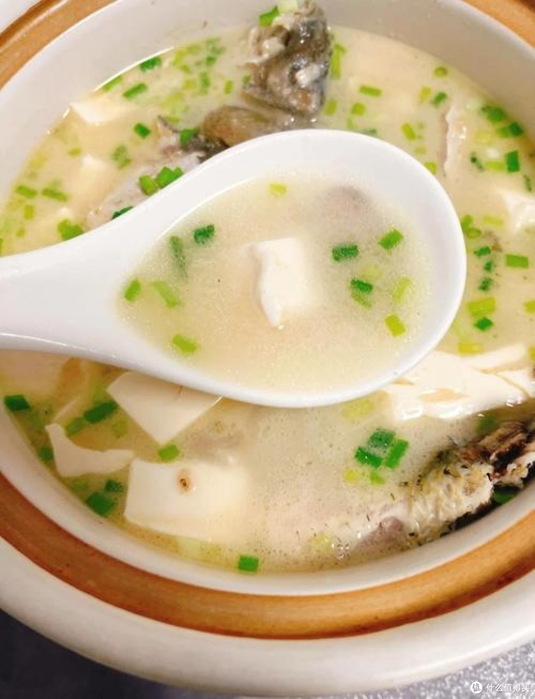 冬日暖汤：鲫鱼豆腐汤的鲜醇暖意