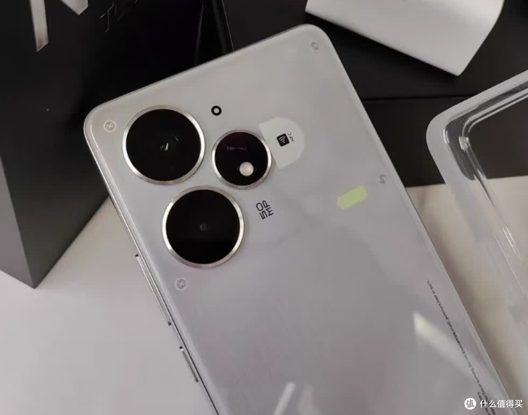 卷疯同行!真我1519元,天玑9400e+IP69防水+7200mAh让旗舰机沉默