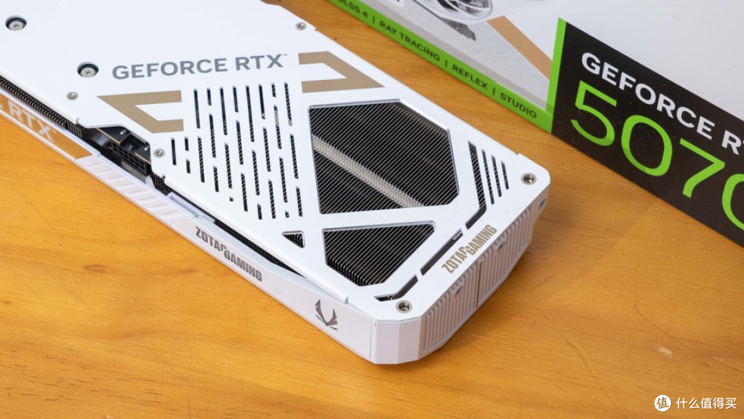 白色海景房:华硕X870 吹雪S+索泰 5070 SOLID+先马巨浪3装机分享