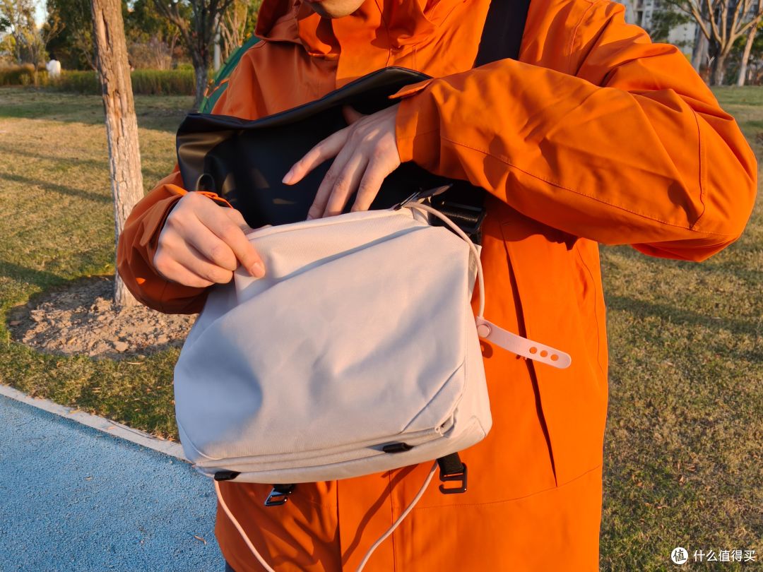 通勤斜挎包兼顾颜值与功能?光影行星星云2 体验:有点太能装了