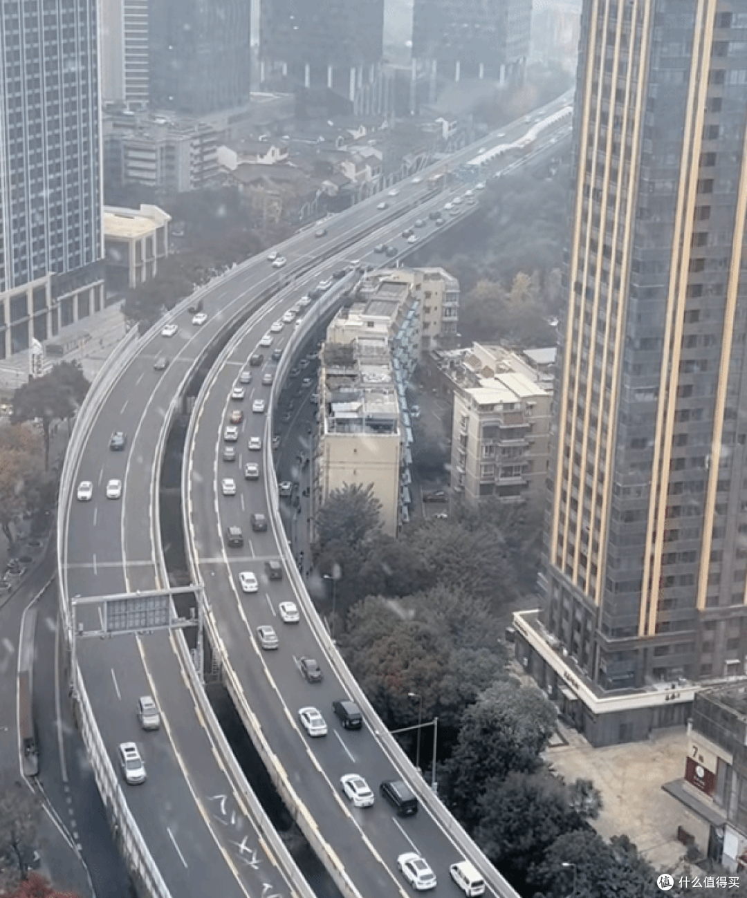 成都堵车堵到熄火,公交道却空到能跑车?真相藏在100元罚款里!