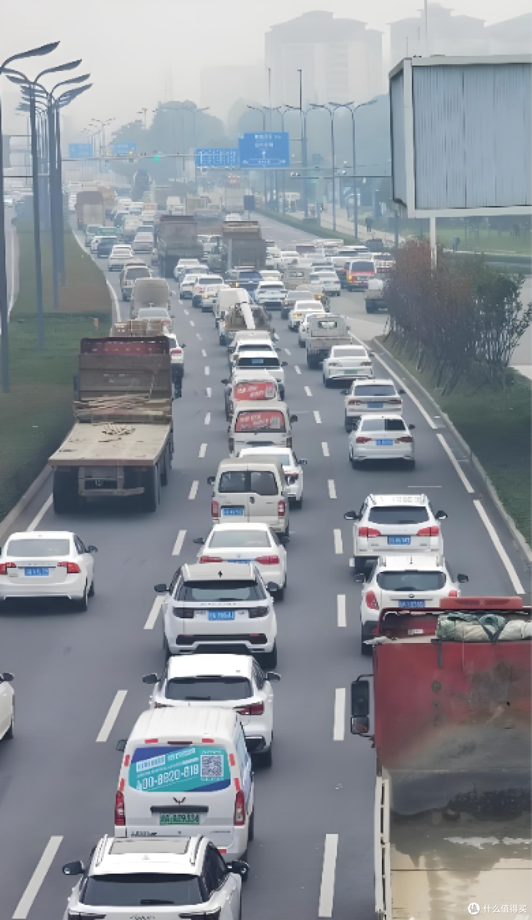 成都堵车堵到熄火,公交道却空到能跑车?真相藏在100元罚款里!