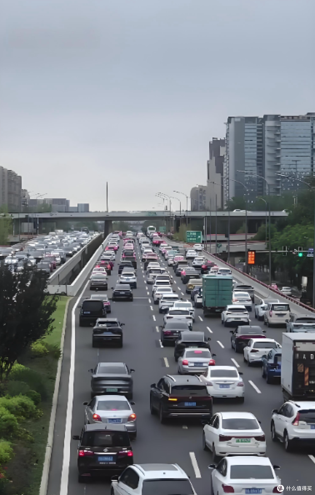 成都堵车堵到熄火,公交道却空到能跑车?真相藏在100元罚款里!