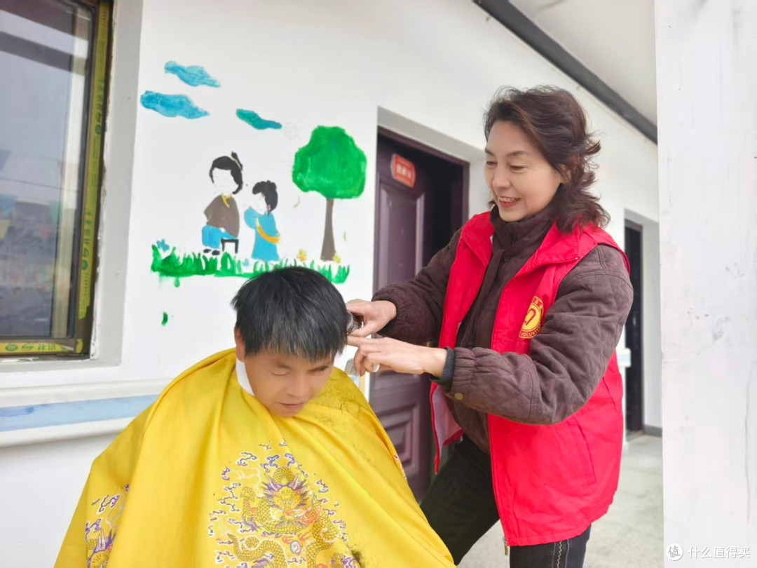 赤壁义工走进新店镇朱巷福利院开展尊老爱老志愿服务活动