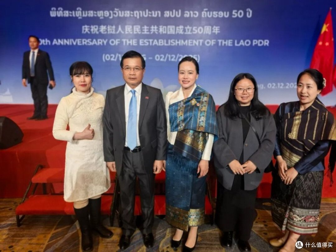 参加老挝驻中国北京大使馆国庆招待晚会