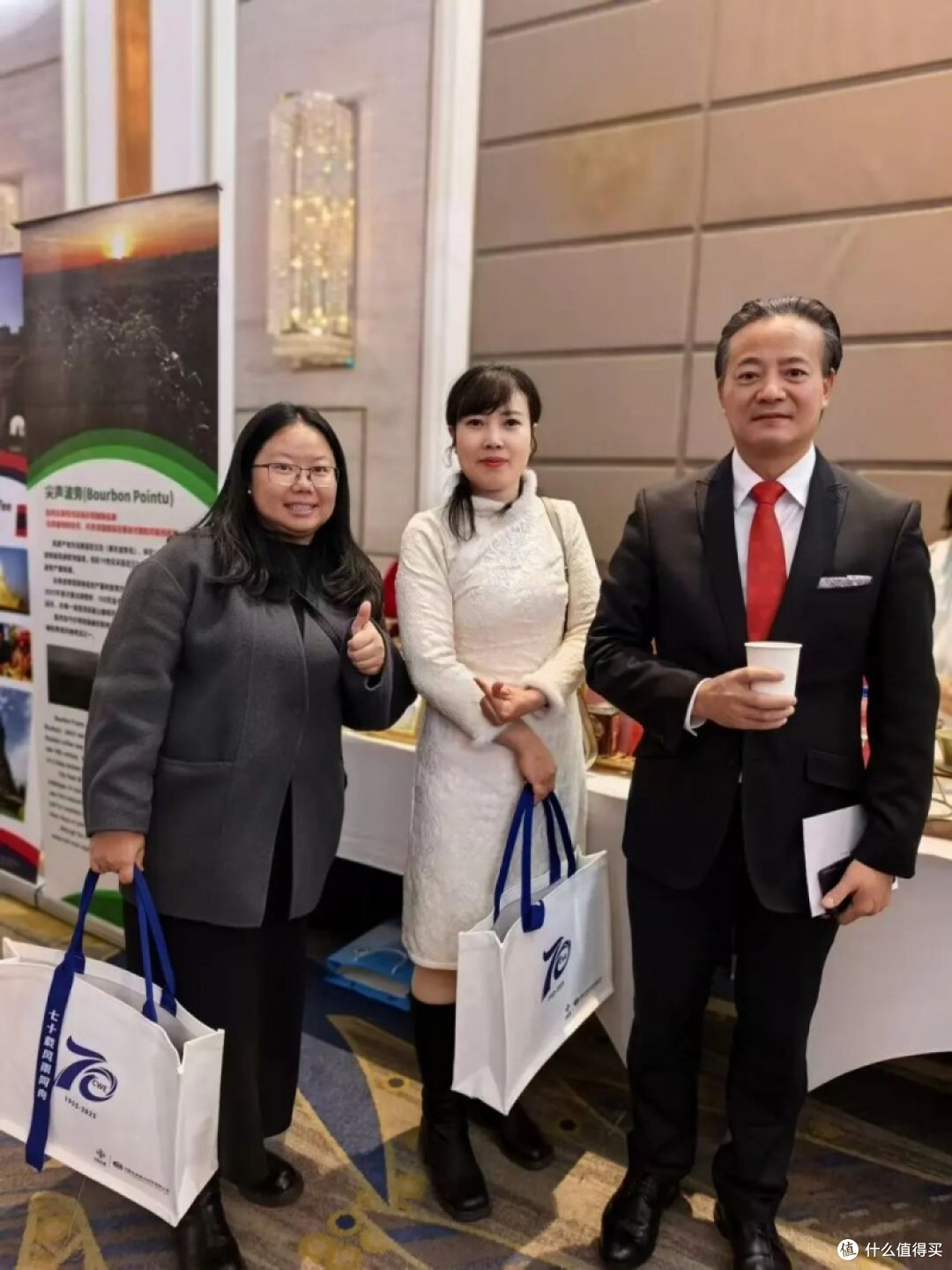 参加老挝驻中国北京大使馆国庆招待晚会