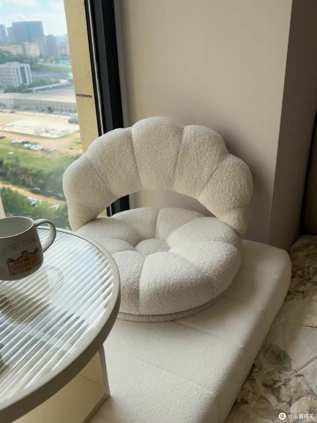 1㎡飘窗读书角，奶油风小圆桌打造治愈角落