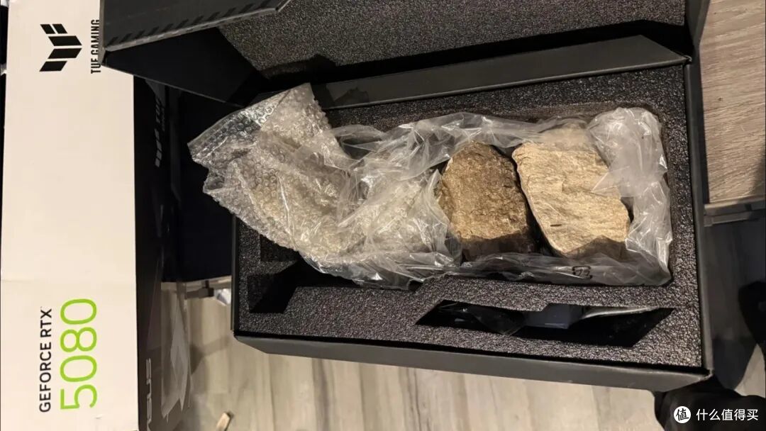 买RTX5080显卡变石头，外网小哥人都傻了