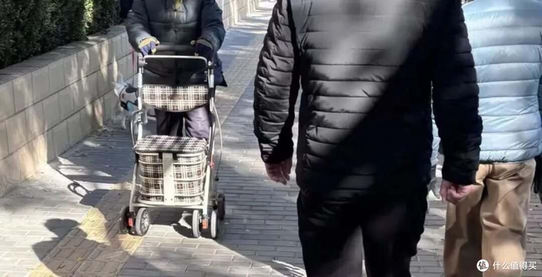 一件“过时货”的反杀:排骨羽绒服逆袭,波司登的高端梦碎了?
