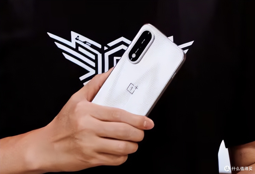 一加放弃“高利润”:电竞三芯+322万跑分+6700mAh,跌至1899元