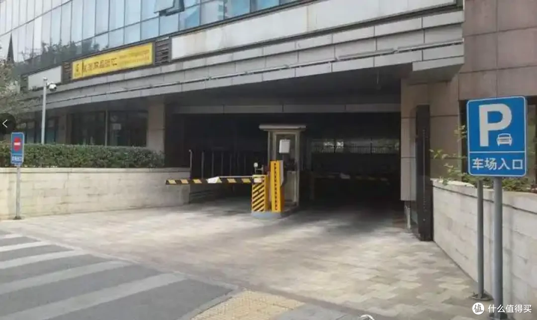 花大价钱买停车位,为什么每个月还要交“管理费”?