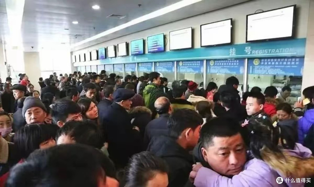 央视痛批看病如春运,排队7小时问诊3分钟,患者为何越治越多?