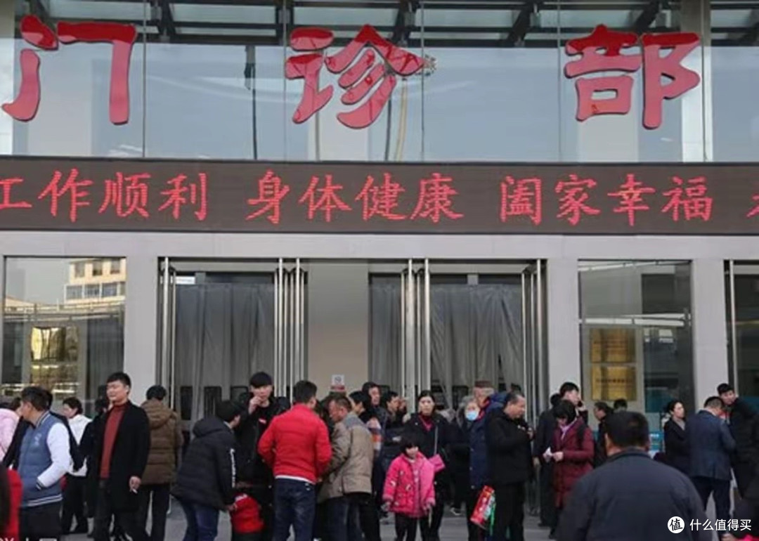 央视痛批看病如春运,排队7小时问诊3分钟,患者为何越治越多?