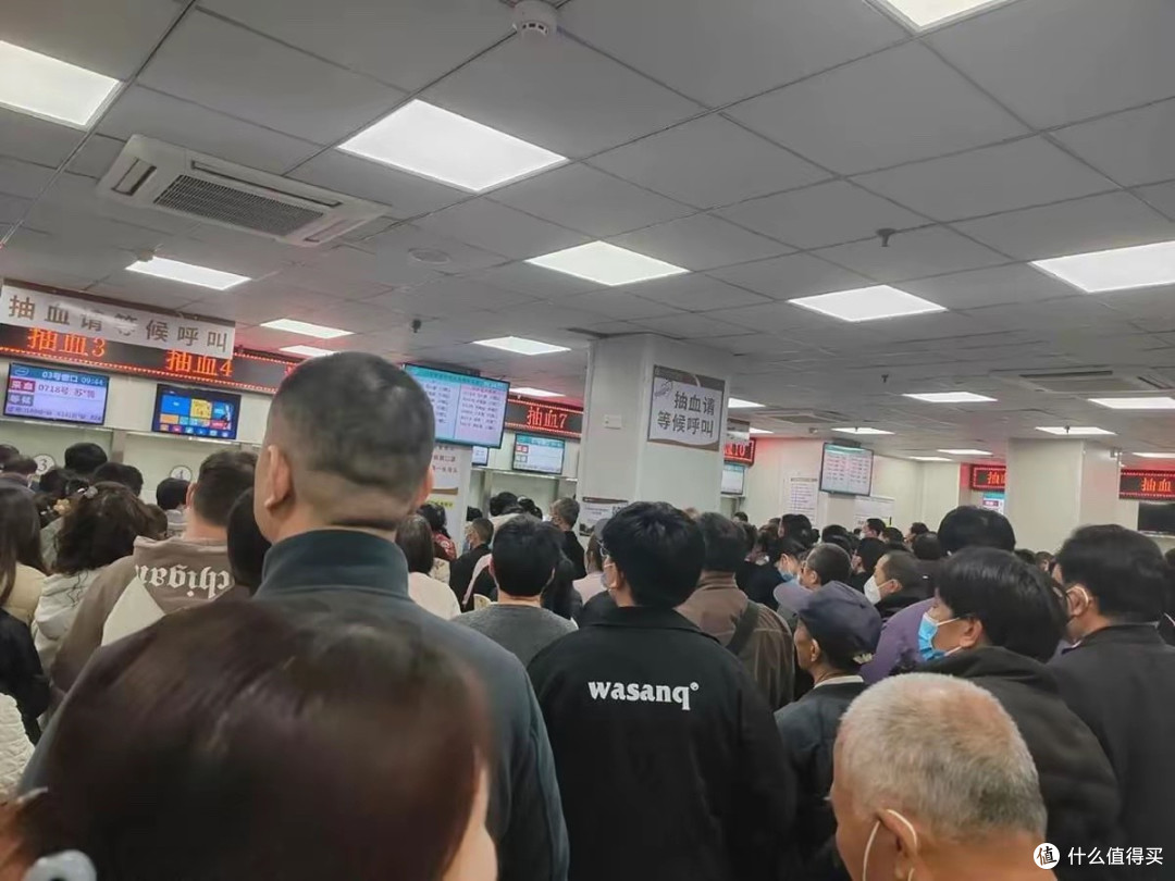 央视痛批看病如春运,排队7小时问诊3分钟,患者为何越治越多?