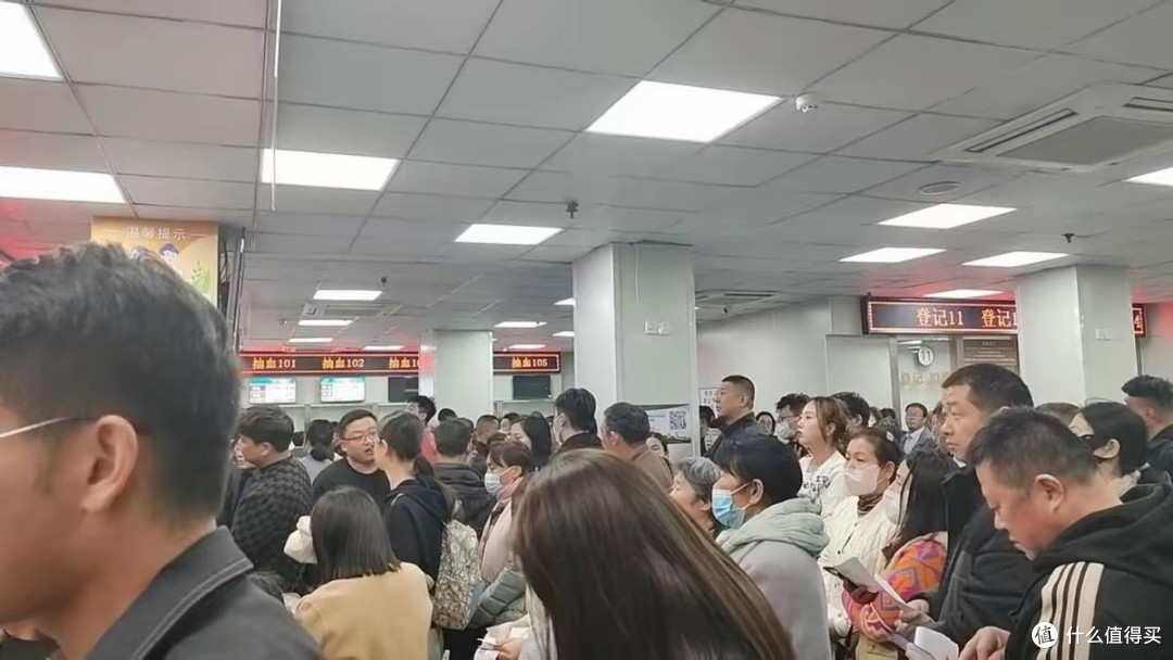 央视痛批看病如春运,排队7小时问诊3分钟,患者为何越治越多?