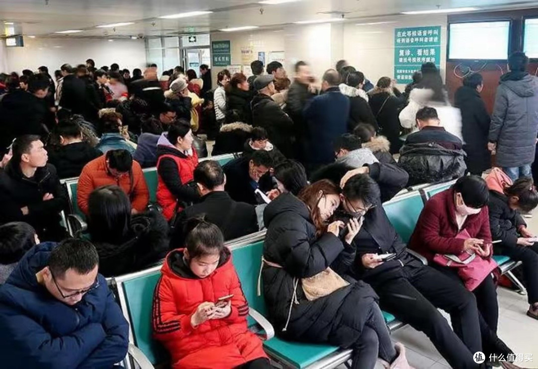 央视痛批看病如春运,排队7小时问诊3分钟,患者为何越治越多?
